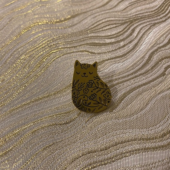 Retro Engraved Floral Chubby Cat Brooch Pin (Antique Gold Tone) - Picture 5 of 9